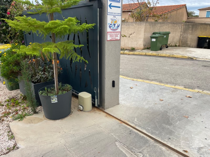installation d’un automatisme de portail Somfy pour porte de garage au Pradet proche de La Valette-du-Var