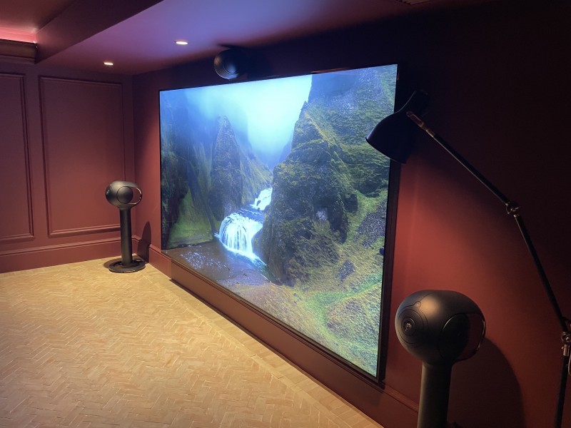 réalisation d'une salle cinéma avec un téléviseur de 115 pouces et système Devialet